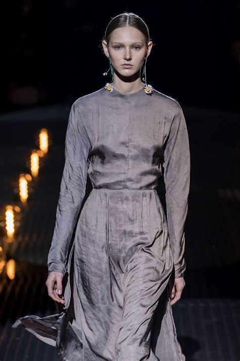 bomberino prada autunno inverno 2019 donna|Prada: la sfilata Autunno Inverno 2019.